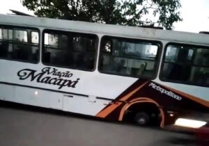 Roda se solta durante viagem e dá susto em passageiros de ônibus