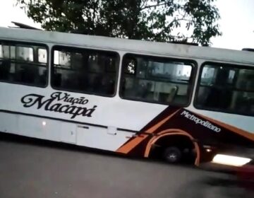 Roda se solta durante viagem e dá susto em passageiros de ônibus