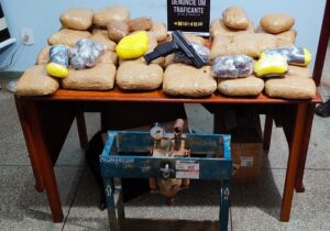 Polícia acha 30 kg e máquina de prensar drogas em esconderijo de traficantes