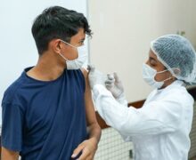 Jovens de 13 anos nascidos entre maio e agosto vacinam hoje