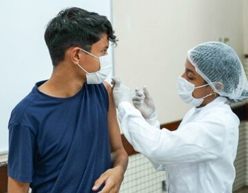 Jovens de 13 anos nascidos entre maio e agosto vacinam hoje