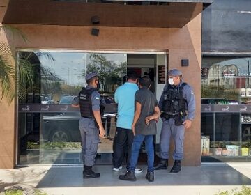 Após roubo a açougue, assaltante morre em tiroteio com a PM