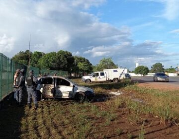 Colisão de carro em árvore deixa 2 pessoas mortas e uma ferida