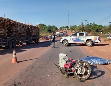Motociclista morre ao se chocar contra carreta