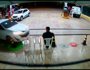 Segurança de posto de gasolina é atropelado durante arrastão