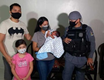 Após momentos de desespero, pais de bebê reencontram policial que o salvou