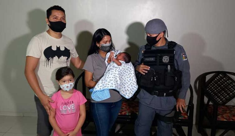 Após momentos de desespero, pais de bebê reencontram policial que o salvou