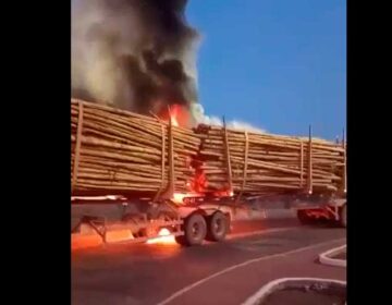 Carreta pega fogo em Santana