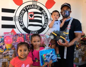 “Qualquer um está bom”: Crianças ganham brinquedos de torcida organizada