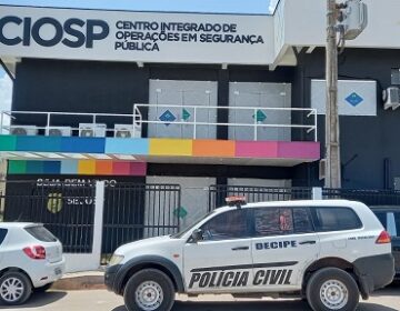 Mulher que esfaqueou colega de trabalho após reclamação de limpeza é indiciada