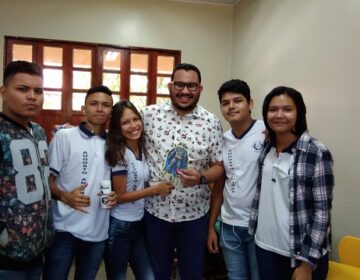 História de professor: gêmeo frequentou aula no lugar do irmão por 1 mês