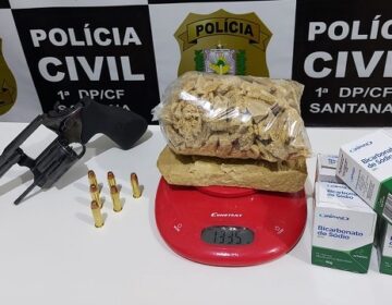 Mulher que exalava a drogas é presa com arma, munições e crack
