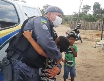 Menino de invasão chora ao dizer a PM que sonha em ser policial