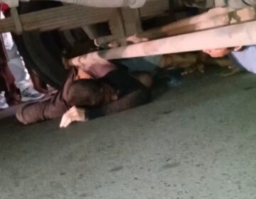 Atropelado, ciclista sobrevive debaixo de ônibus
