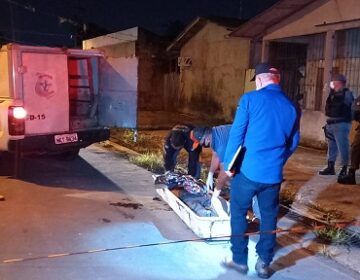 Após ouvir tiros, populares encontram homem morto com faca na cintura