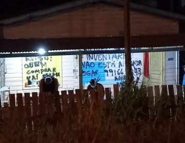 Homem é morto a facadas enquanto dormia na varanda de casa