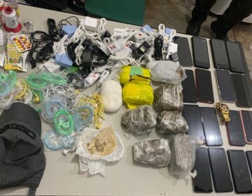 Drogas em garrafa pet são achadas em esgoto do Iapen