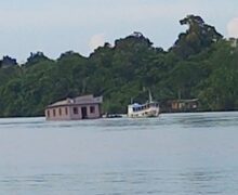 Ribeirinhos mudam igreja de lugar por rio da Amazônia