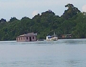 Ribeirinhos mudam igreja de lugar por rio da Amazônia