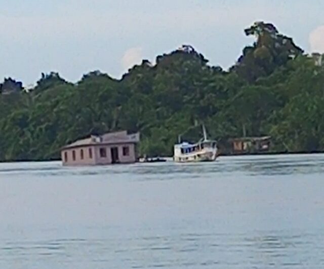 Ribeirinhos mudam igreja de lugar por rio da Amazônia
