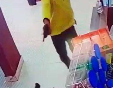 VÍDEO: Policial reage e troca tiros com bandido durante assalto