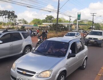 Após morte de símbolo da luta por asfalto, comunidade do Goiabal bloqueia rodovia