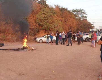 Manifestantes interditam ramal na zona oeste de Macapá
