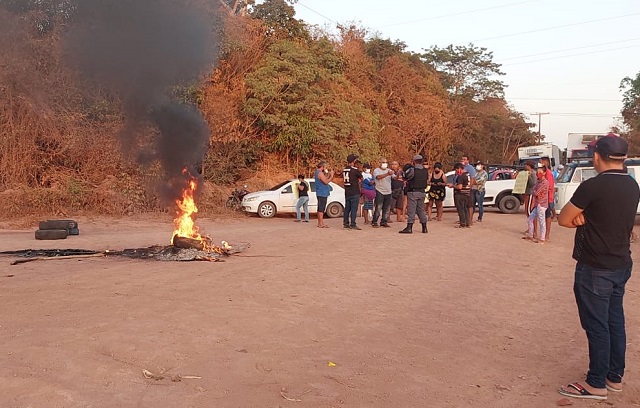 Manifestantes interditam ramal na zona oeste de Macapá