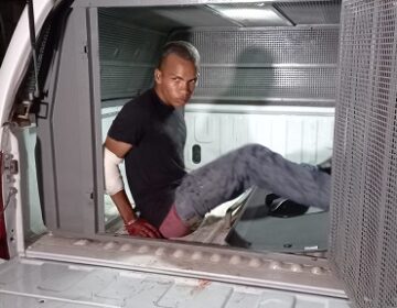 Bandido que fez reféns em residência usava réplica de pistola