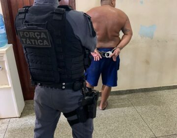 Força Tática flagra homem embalando drogas em casa