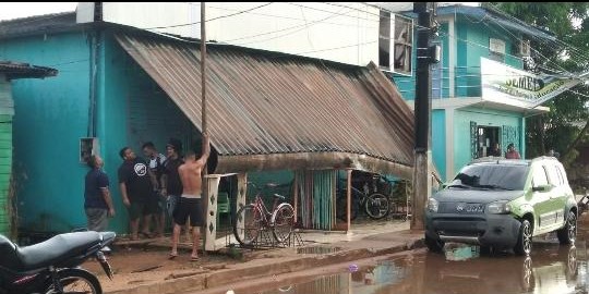 Fenômeno climático atinge casas em Vitória do Jari