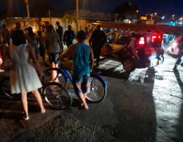 Moradores impedem que equipe da CEA deixe local que está há 24h sem luz