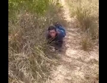 Procurado é flagrado rastejando no entorno do presídio