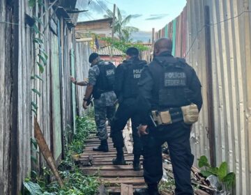 Um morre e 10 kg de drogas são apreendidos em operação da PF contra facção