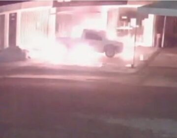 VÍDEO: Dupla é flagrada ateando fogo em carros estacionados em Macapá