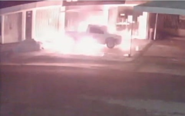 VÍDEO: Dupla é flagrada ateando fogo em carros estacionados em Macapá