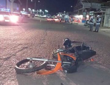 Ultrapassagem termina em colisão e ferimentos graves em motociclista