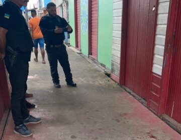 Após matar adolescente, homem ataca policiais com duas facas