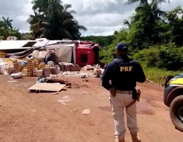 Carreta cheia de cerveja tomba ao tentar passar em ponte no norte do Amapá
