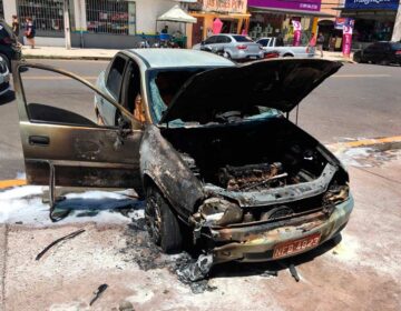 Carro com agricultor e duas crianças pega fogo em posto de gasolina