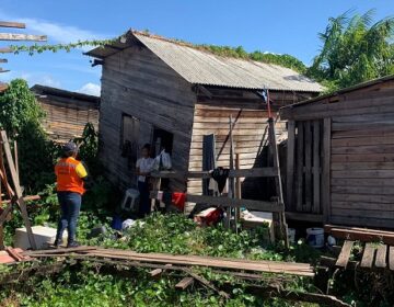 Família se equilibra em casa tombando desde o temporal