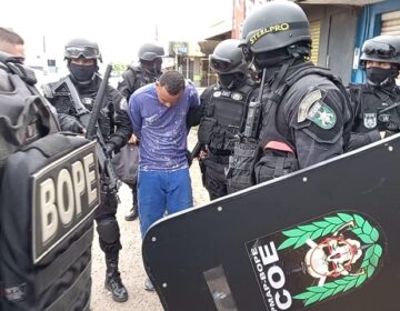 Com roubo frustrado pela PM, assaltante faz mulher refém