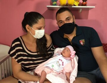 Policial acorda pra fazer o parto da própria filha