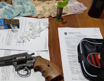 Suspeito de golpes é preso com drogas, dinheiro e revólver na cintura