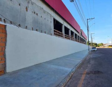 Polêmica em condomínio: Justiça autoriza muro feito por moradores ao lado de atacarejo
