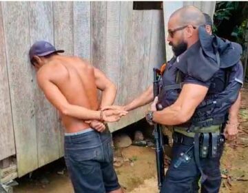 Pescador é preso por esfaquear cachorro