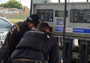 Bomba passava menos gasolina do que o cliente pagava; gerente é preso