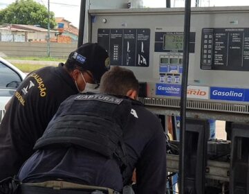 Bomba passava menos gasolina do que o cliente pagava; gerente é preso