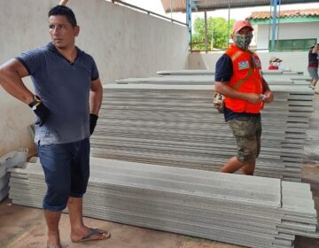 Famílias que tiveram casas destelhadas por ventania ganham kit habitacional