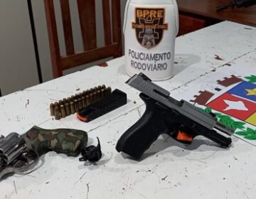 PM desconfia de ‘volume’ na cintura de passageiro de moto e apreende revólver e pistola